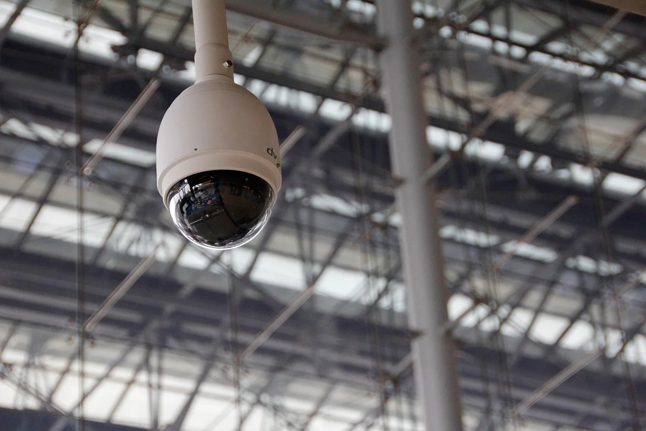 Jak wybrać idealną kamerę monitoringu? Odkryj ofertę sklepu z wideodomofonami!